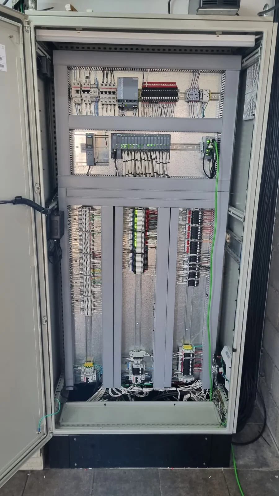 Tablero de control abierto, con el PLC Siemens y el cableado