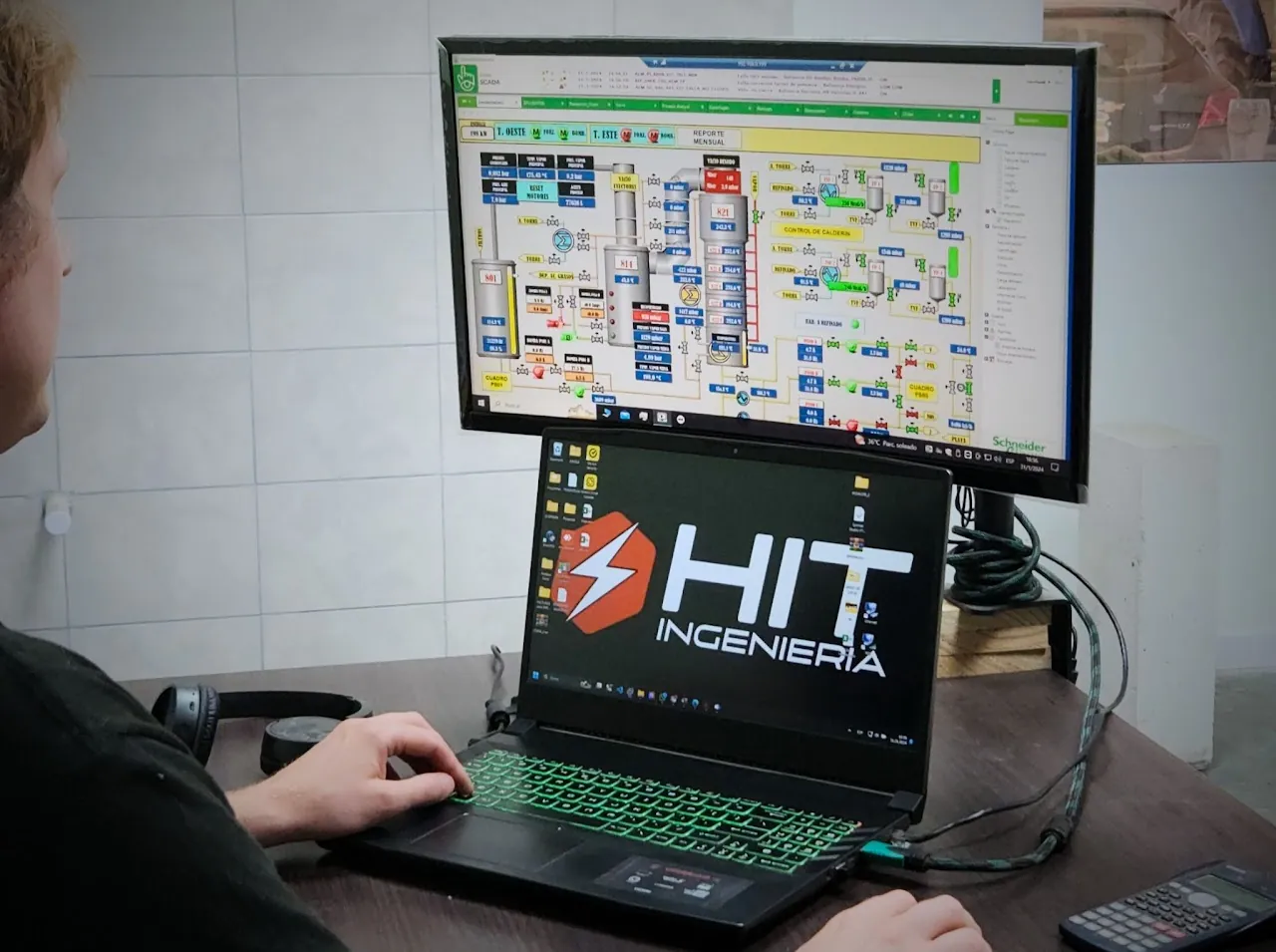 Oficina técnica con una pantalla de SCADA